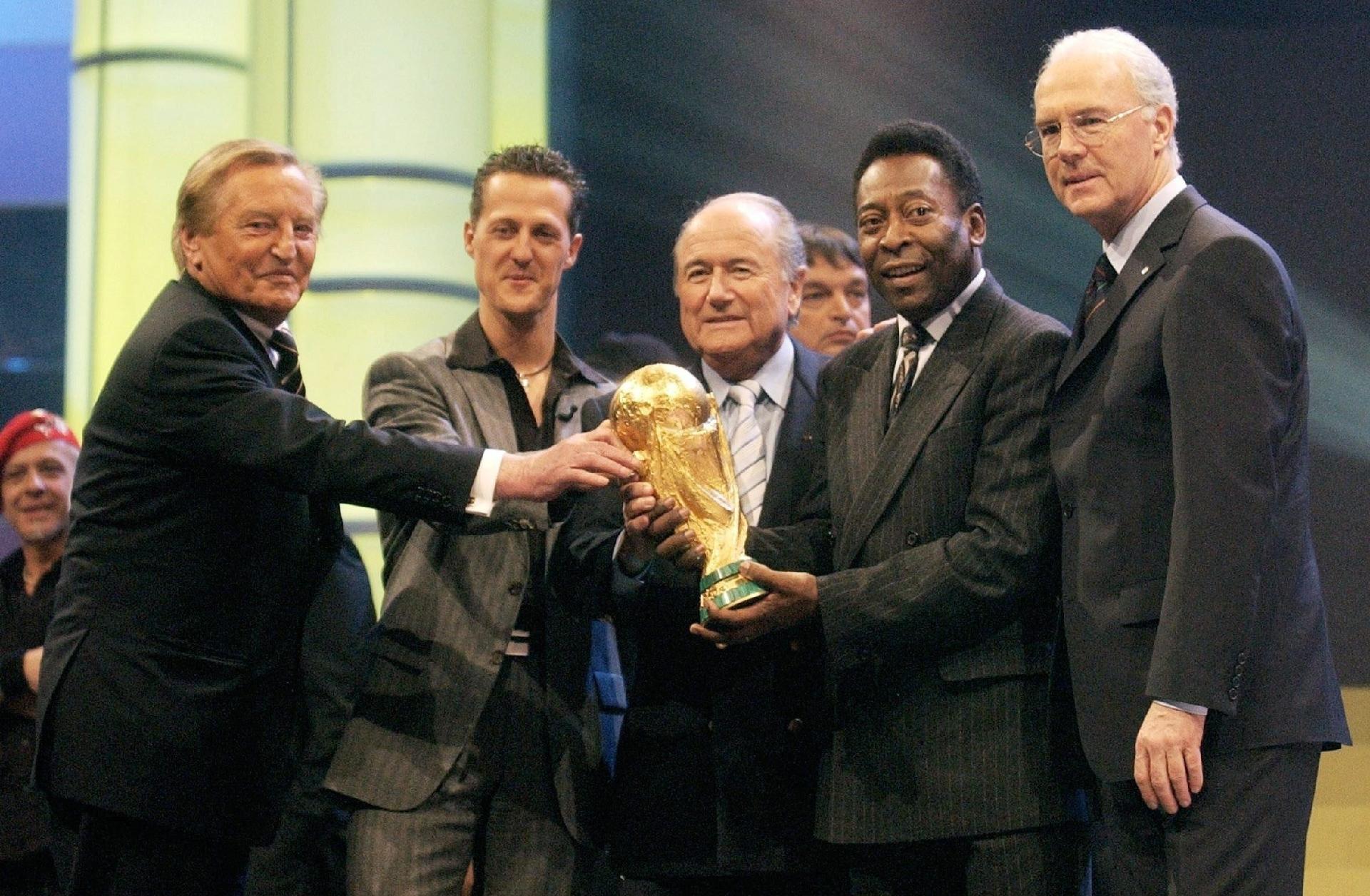 Pelé ao lado do ex-piloto e campeão de Fórmula-1 Michael Schumacher, do ex-presidente da Fifa Joseph Blatter e Franz Beckenbauer. - Christof Koepsel/Getty Images