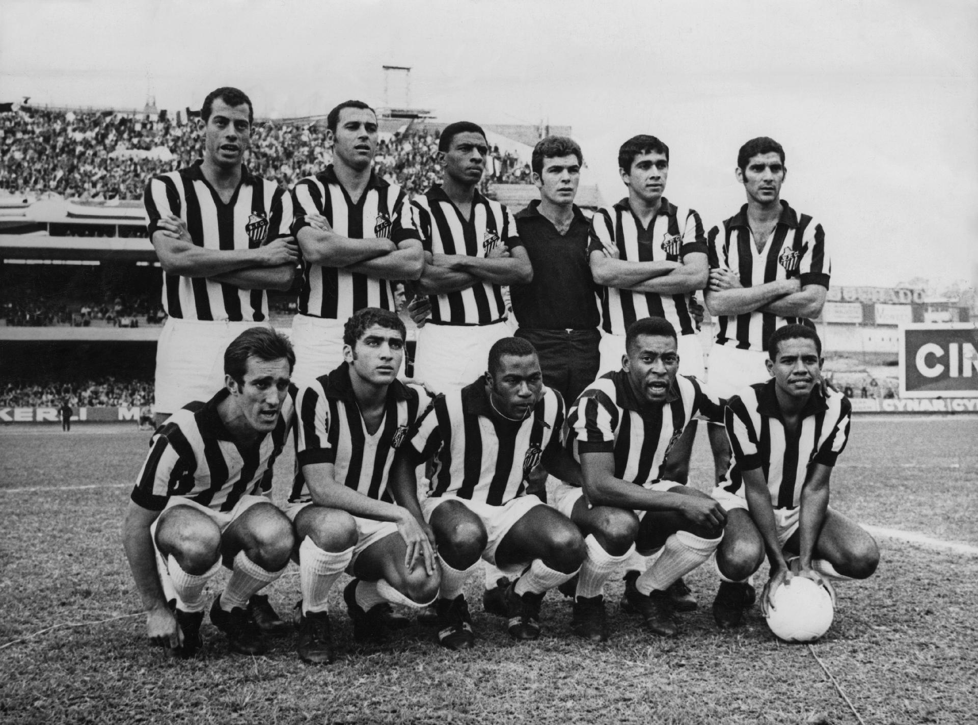 Pele posa para foto junto com seus colegas no Santos FC em 23 de junho de 1969. - Pictorial Parade/Getty Images