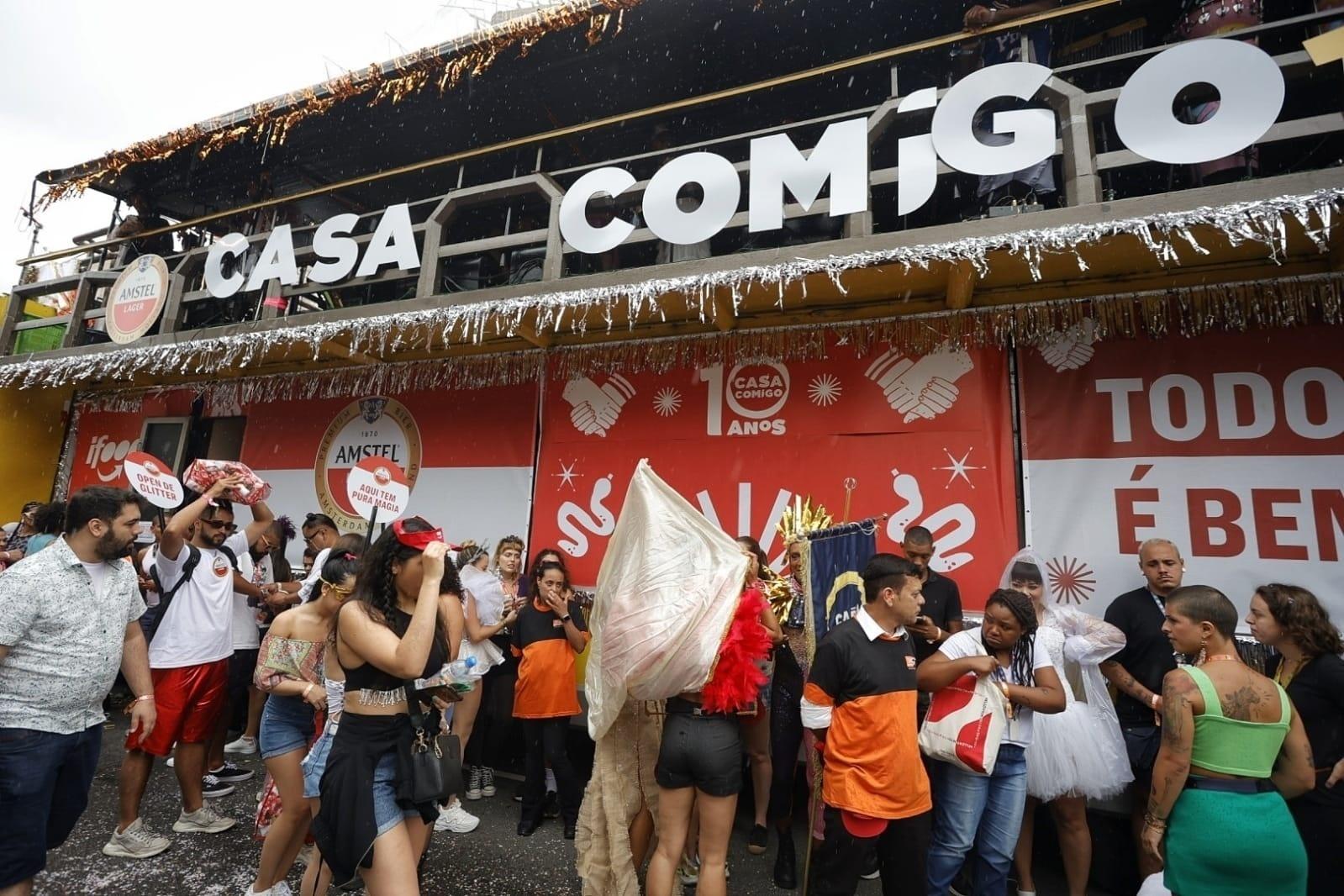 Foliões se abrigam em meio a chuva no bloco Casa Comigo - Flávio Florido / UOL