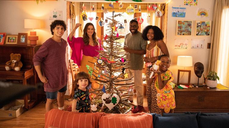 Pepe (Lázaro Ramos) e Tina (Ingrid Guimarães) precisam recriar o Natal em filme