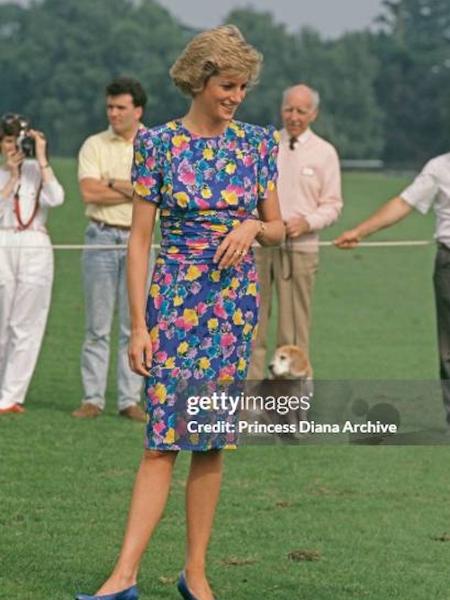 Princesa Diana com o vestido floral de Bellville Sassoon Princesa Diana com o vestido floral de Bellville Sassoon