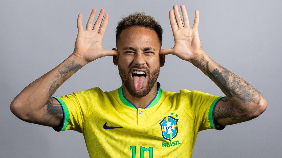 Neymar faz tradicional comemoração em ensaio fotográfico da seleção brasileira antes da Copa do Mundo do Qatar - Ryan Pierse - FIFA/FIFA via Getty Images