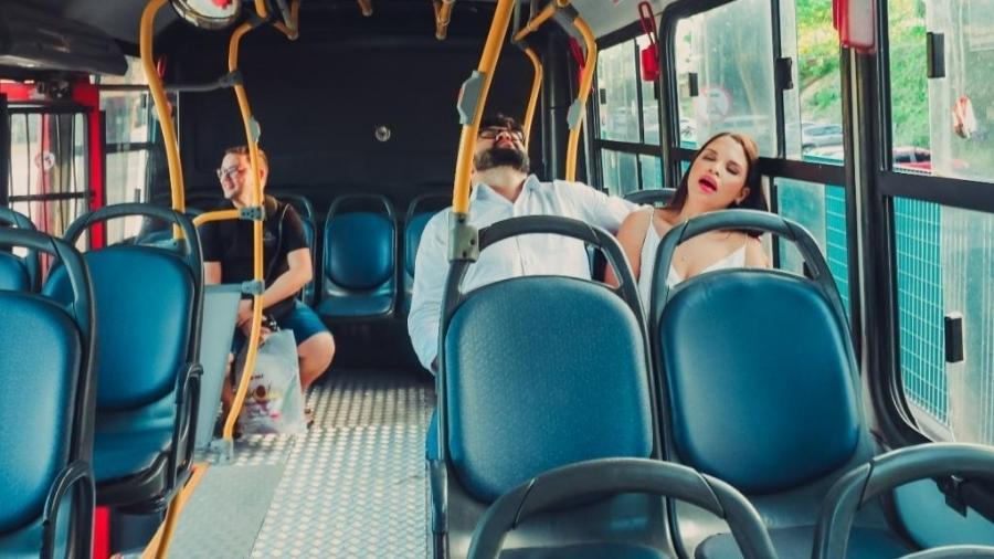 Noivos fazem ensaio em terminal de ônibus do Recife, local onde começou a história de amor - Mônica Silva