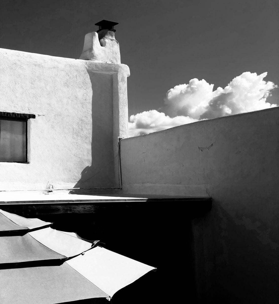 3º lugar como Fotógrafo do Ano: registro mostra telhado e paredes de um imóvel em uma cidade do Arizona, nos EUA, durante a manhã. A fotografia foi feita com iPhone em El Pesidio, Tucson. - Derek Hager/IPP Awards