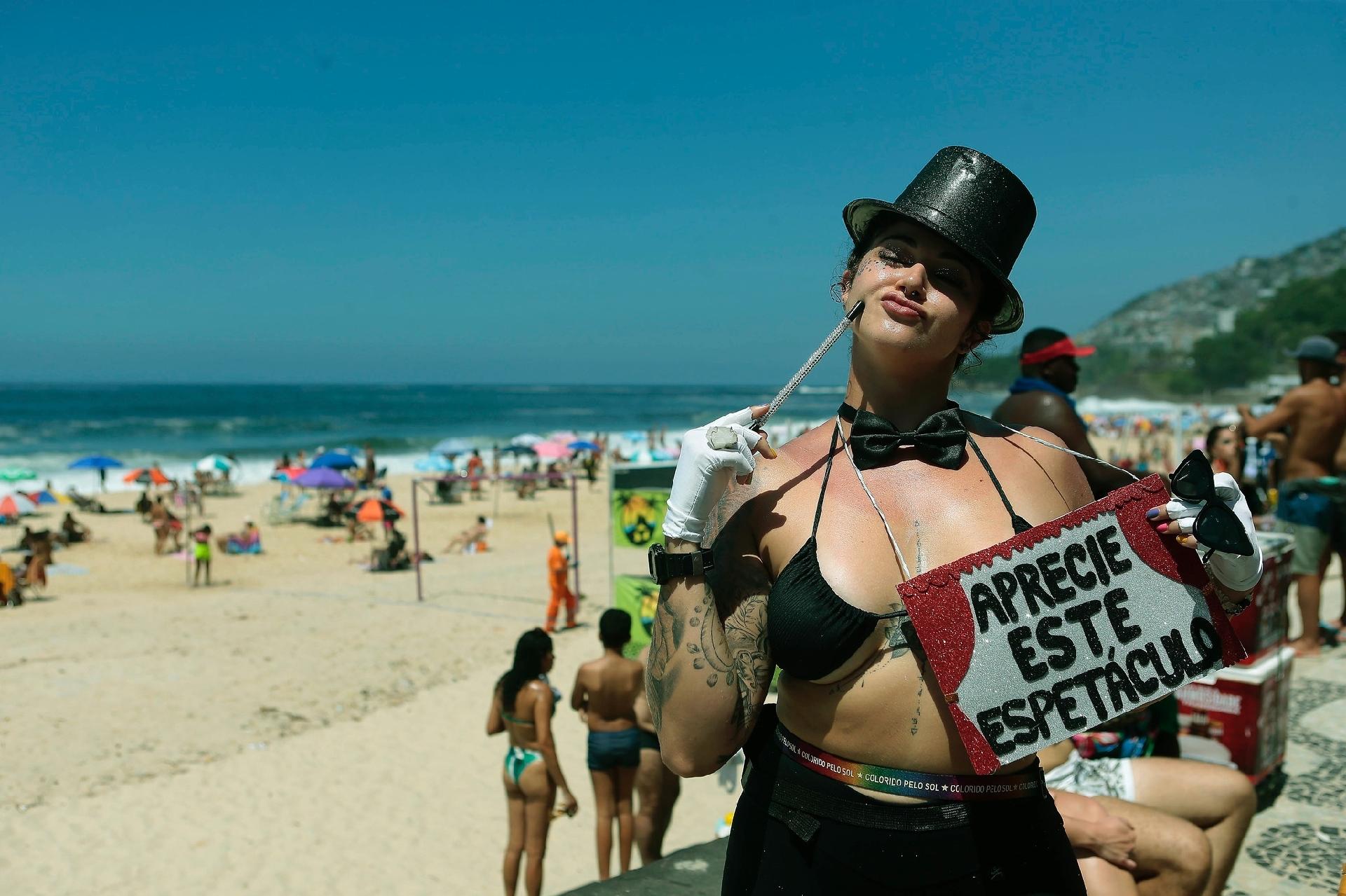 Novamente teve quem foi criativo nas fantasias; aqui mulher fez placa 'Aprecie este espetáculo' e usava cartola - Jorge Willian/Riotur