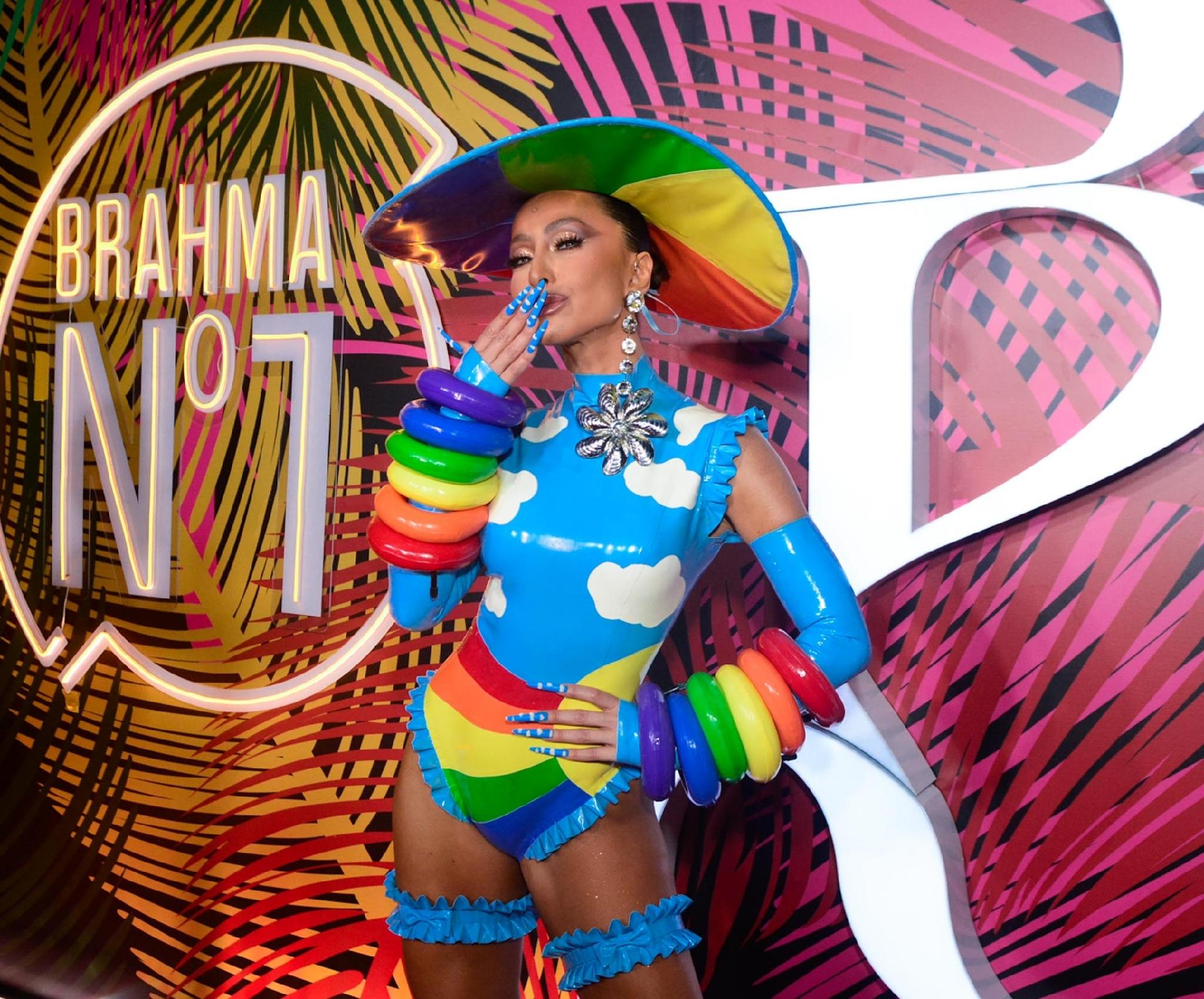 Sabrina Sato chega com look colorido no Camarote N1 na Sapucaí  - Webert Belicio/ AGNEWS  