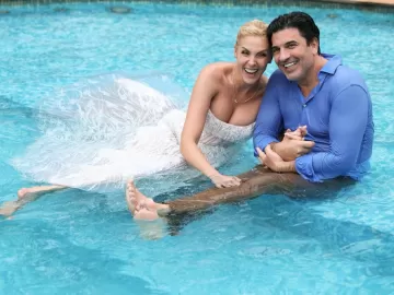 Ana Hickmann e Edu Guedes celebram noivado e pulam na piscina; veja fotos