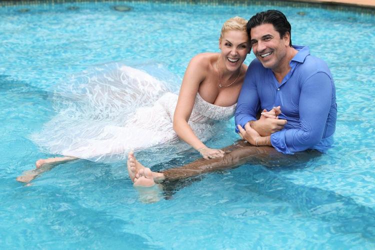 Alegres, noivos Ana Hickmann e Edu Guedes após pularem piscina