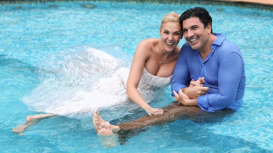 Alegres, noivos Ana Hickmann e Edu Guedes após pularem piscina