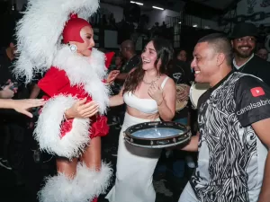 Vestida de Mamãe Noel, Sabrina Sato samba com Alessandra Negrini na Gaviões