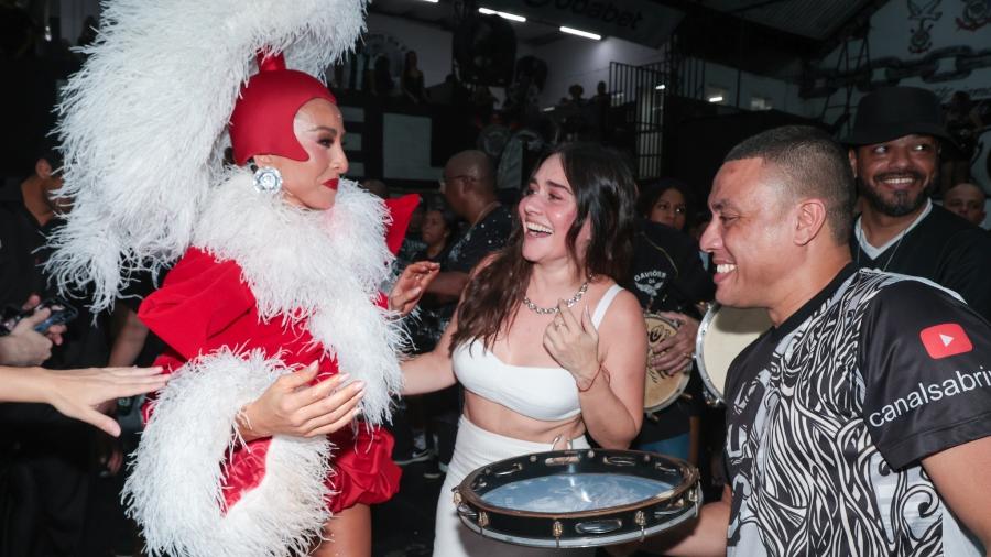 Sabrina é um ícone da avenida e Alessandra Negrini é um símbolo do Carnaval de rua