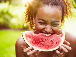 Está inchado? Conheça alimentos que minimizam o problema no calor