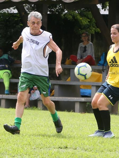 Pesquisa mostra a relação entre futebol, cultura e política na música de  Chico Buarque