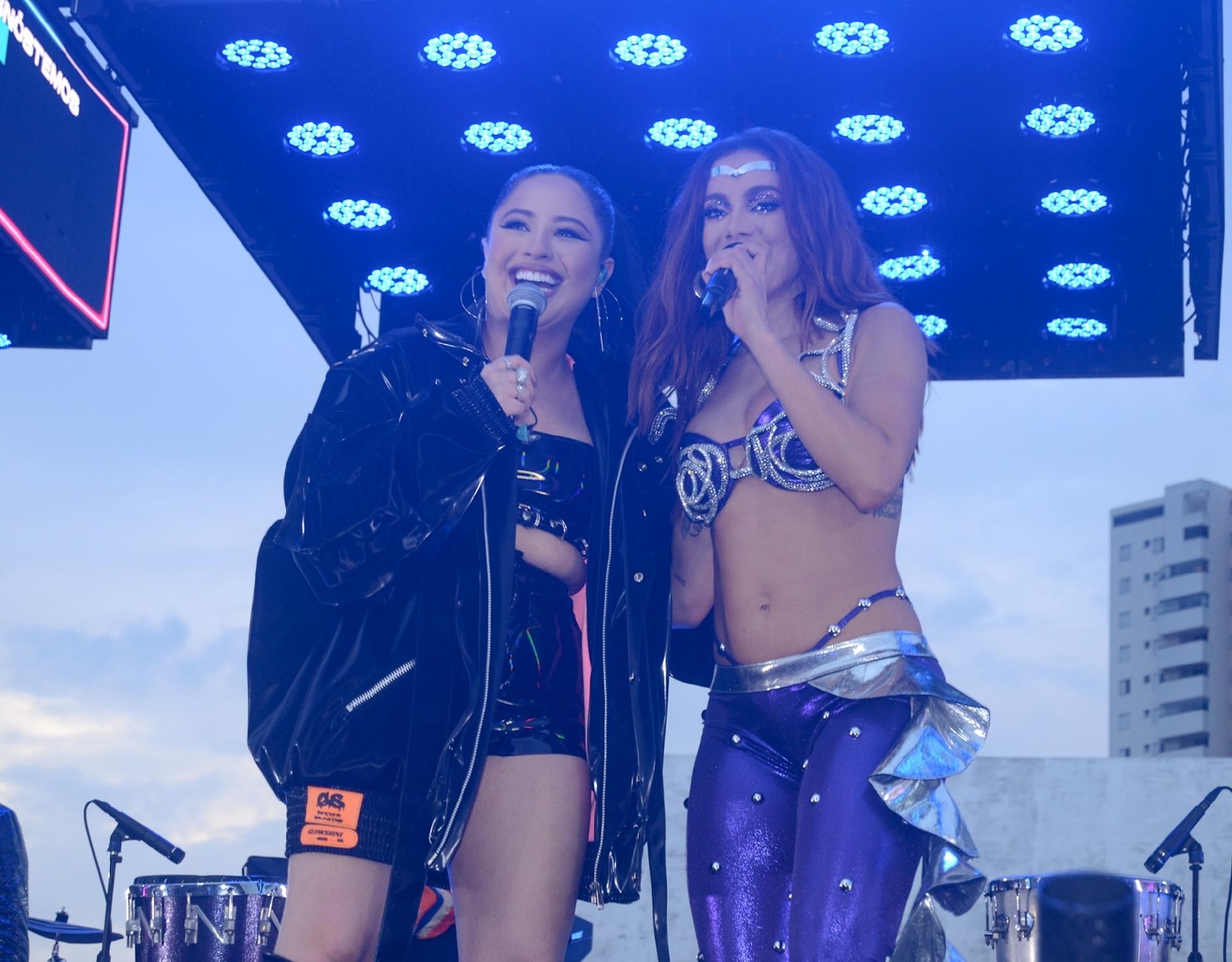 Mari Fernandez e Anitta no palco - Araujo/AgNews