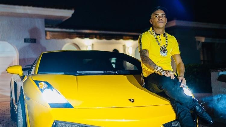 MC Poze do Rodo e seu carro de luxo
