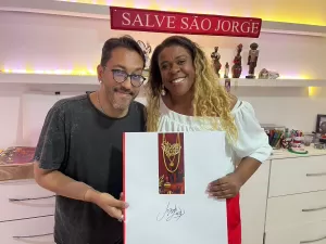 Cacau Protásio recebe figurino de musa do Salgueiro: 'Quero inspirar'