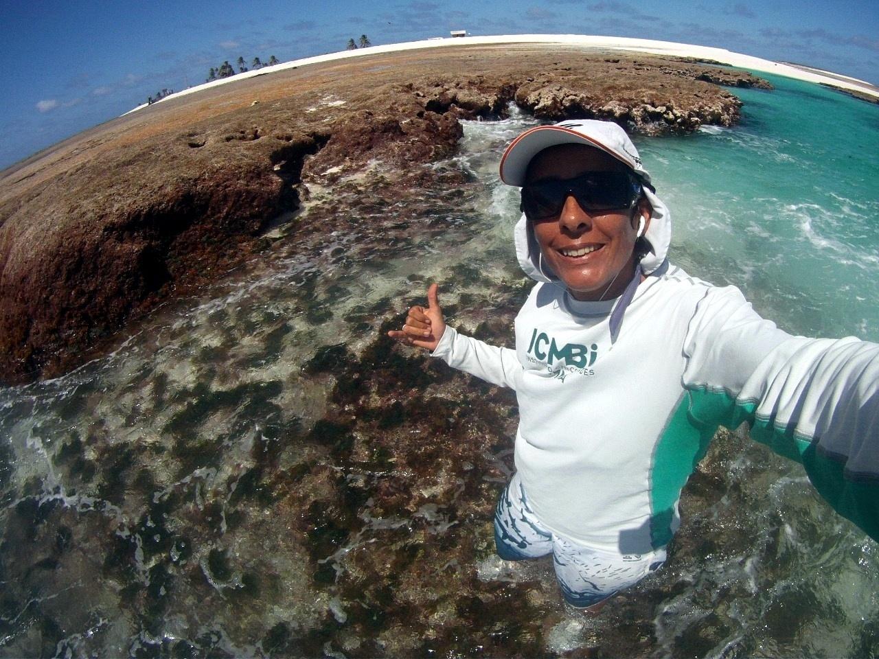 Maurizélia durante trabalho de campo no Atol das Rocas - Arquivo Pessoal