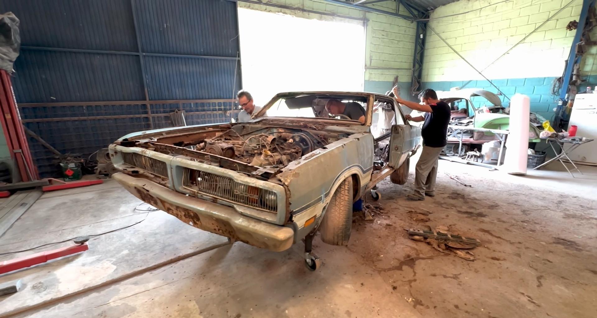 Dodge Charger R/T 1978 Ford Mustang Jaguar XJ12 L Badolato Casa Abandonada - Reprodução