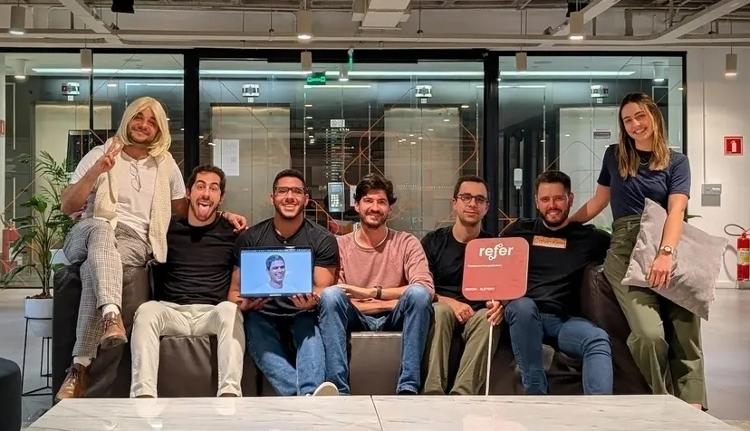 Andre Hamra (de calça clara) com a equipe (completa) da Refer