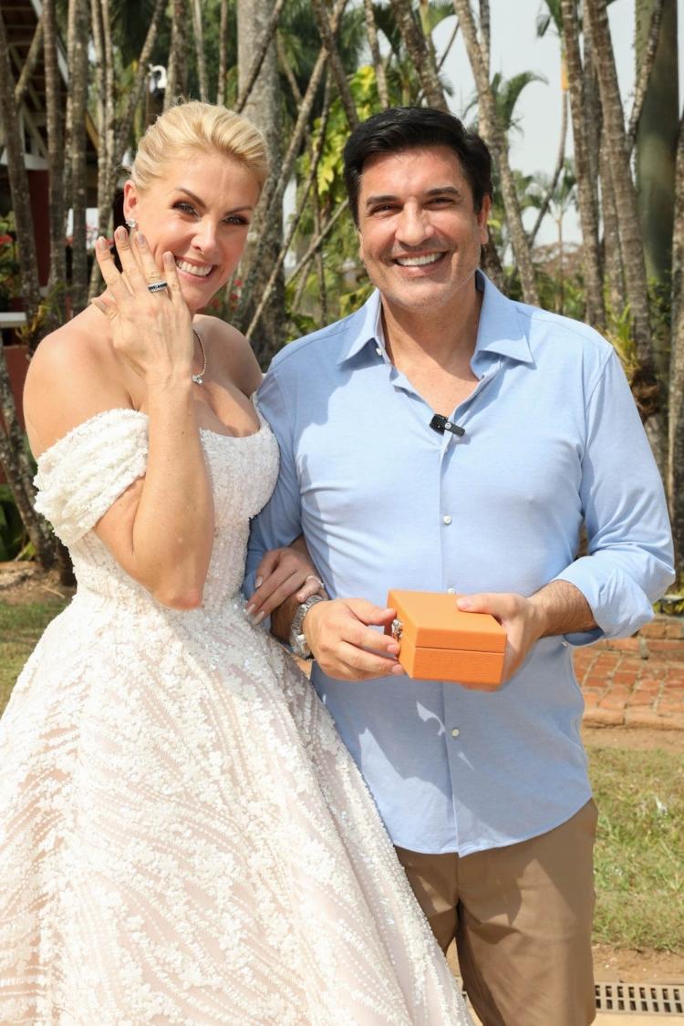 Ana Hickmann e Edu Guedes posam em noivado