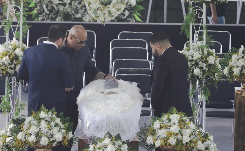 A coffin with Pele's body is placed in the center of Villa Belmero - Marcelo Justo / UOL