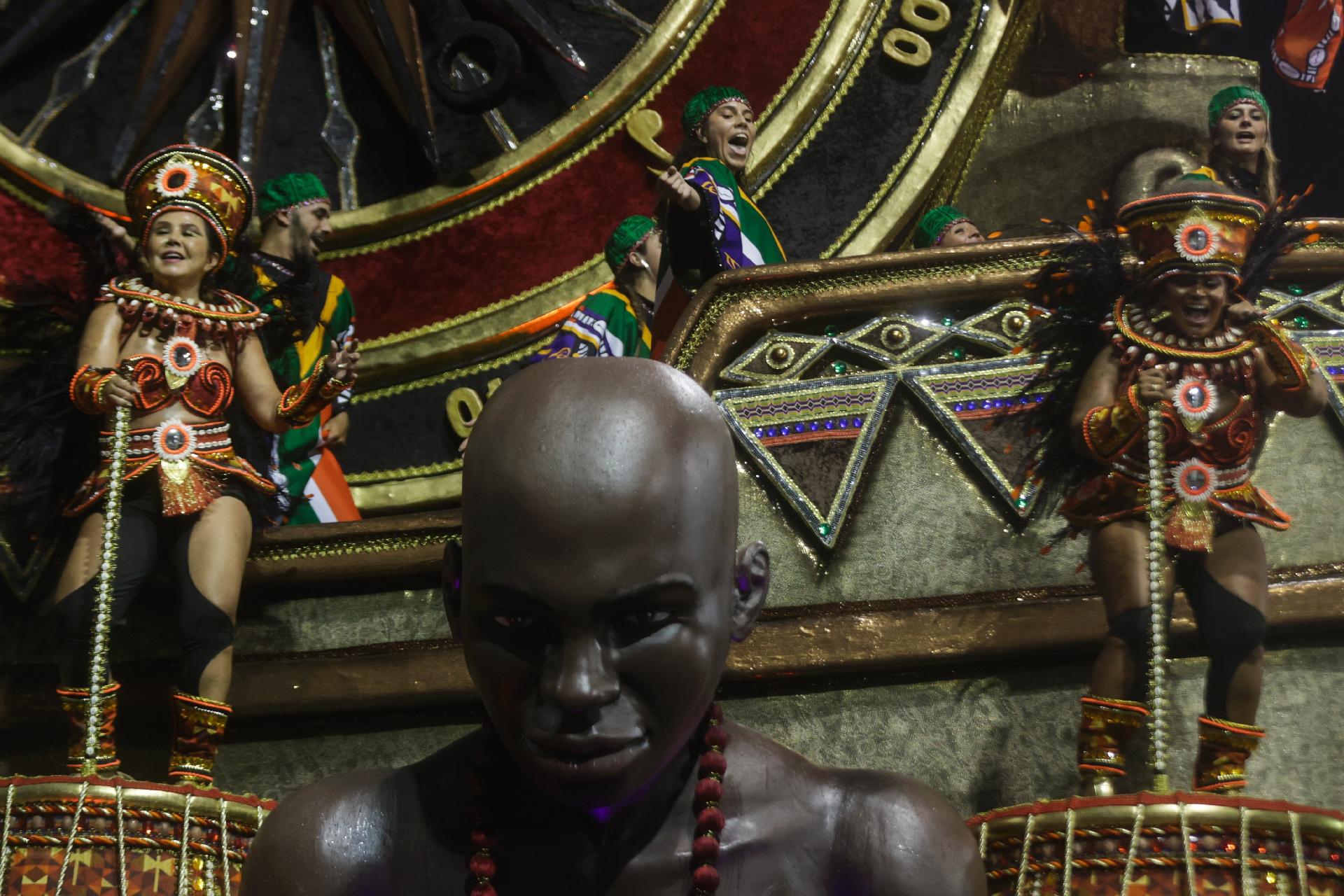 O samba-enredo "Império dos Tambores ? um Brasil Afromusical" propôs uma viagem pelos ritmos do continente e sua influência na música brasileira - Ricardo Matsukawa/ UOL