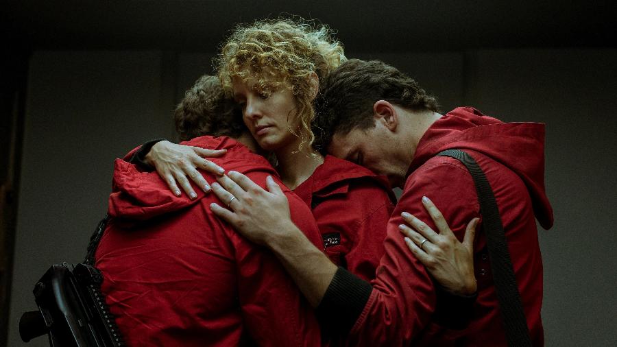 Estocolmo abraça companheiros em cena da parte 4 de La Casa de Papel - Divulgação/Netflix