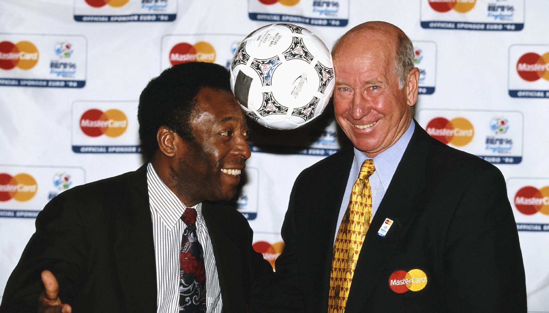 12.abr.1996 - Pelé e o ex-jogador inglês Bobby Charlton posam para fotos durante o Euro '96. - Getty Images