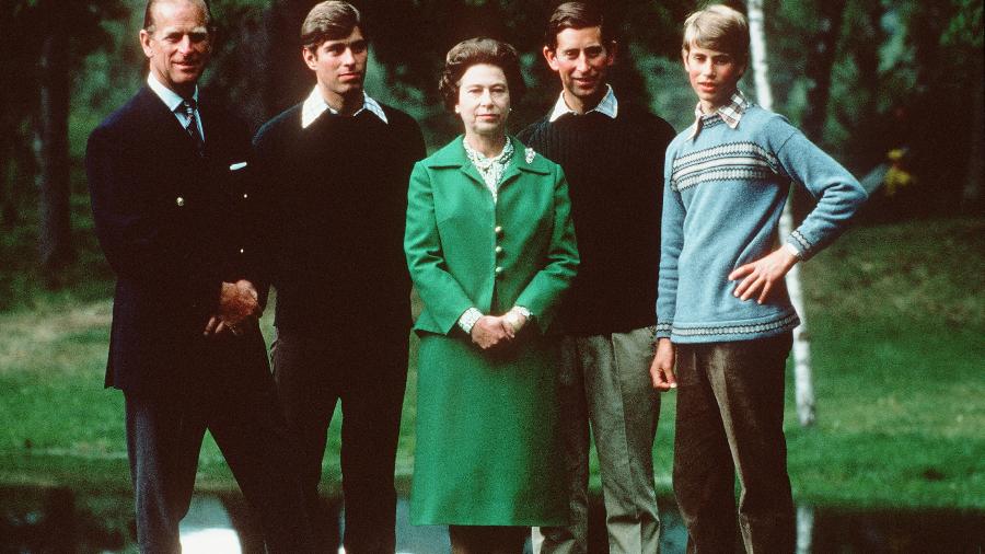 Rainha Elizabeth 2ª em foto de família com seu marido príncipe Philip e os filho Andrew, Charles e Edward na Escócia, em 1979 - Getty Images