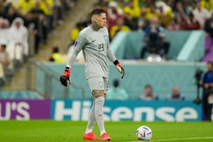 Ederson em ação pelo Brasil durante partida contra Camarões - Mohammad Karamali/DeFodi Images via Getty Images