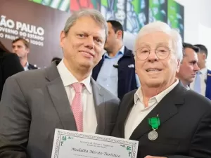 Prof. Dr. Mario Beni recebe medalha de Mérito Turístico 