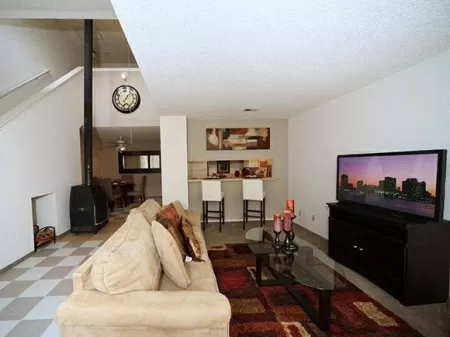 Sala do apartamento onde Gil vai morar em Davis, na Califórnia - Reprodução/Chaparral Apartments