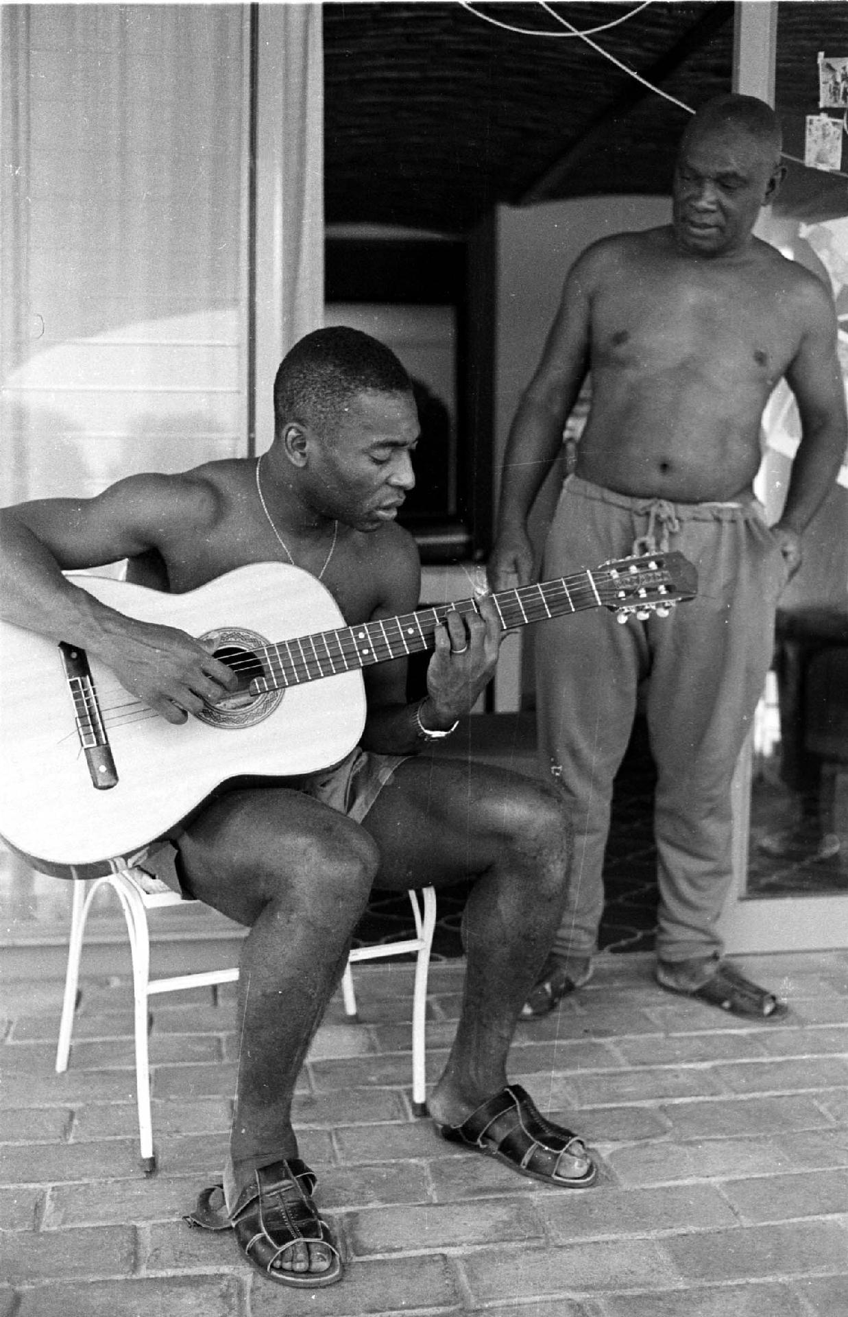 01/01/1960 - Pelé tocando violão durante uma concentração do Santos. Além do futebol, a música também é uma das paixões do rei, que sempre gostou de compor canções. - Domicio Pinheiro/Estadão Conteúdo