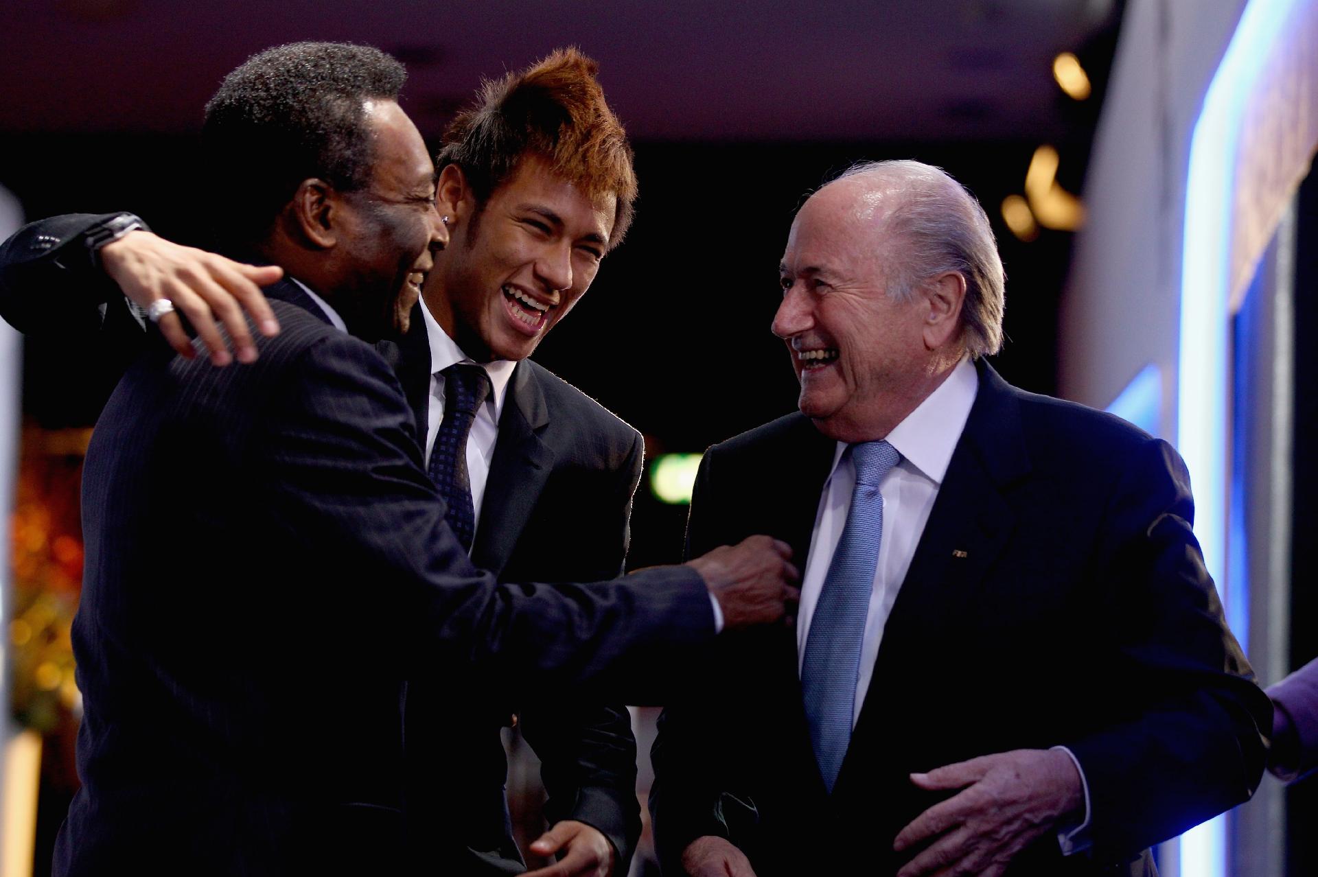 O então presidente da Fifa Joseph S.Blatter dá as boas-vindas a Pelé e Neymar antes do FIFA Ballon d'Or Gala 2011 no Kongresshaus em Zurique, Suíça. - Alexander Hassenstein/Getty Images