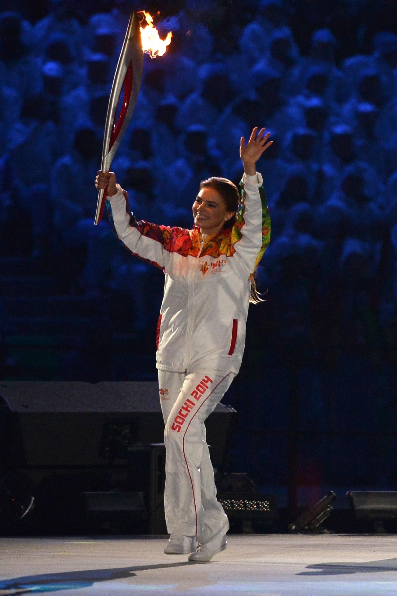 7.feb.2014 - Alina Kabaeva carries the Olympic torch at the opening of the Winter Games in Sochi, Russia - Alberto Pizzoli/AFP