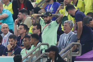 Neymar lamenta chance perdida pelo Brasil na partida contra Camarões - Adrian DENNIS / AFP