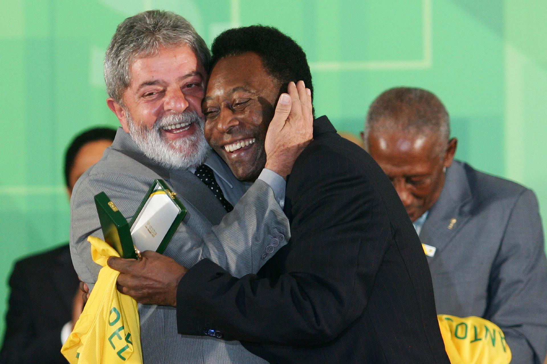 26.jun.2008 - O presidente Luiz Inácio Lula da Silva abraça o ex-jogador Pelé durante entrega de medalha aos heróis de 1958, pela comemoração dos 50 anos da conquista da Copa do Mundo de 1958 na Suécia, no salão leste do Palácio do Planalto, em Brasília - Dida Sampaio/Estadão Conteúdo