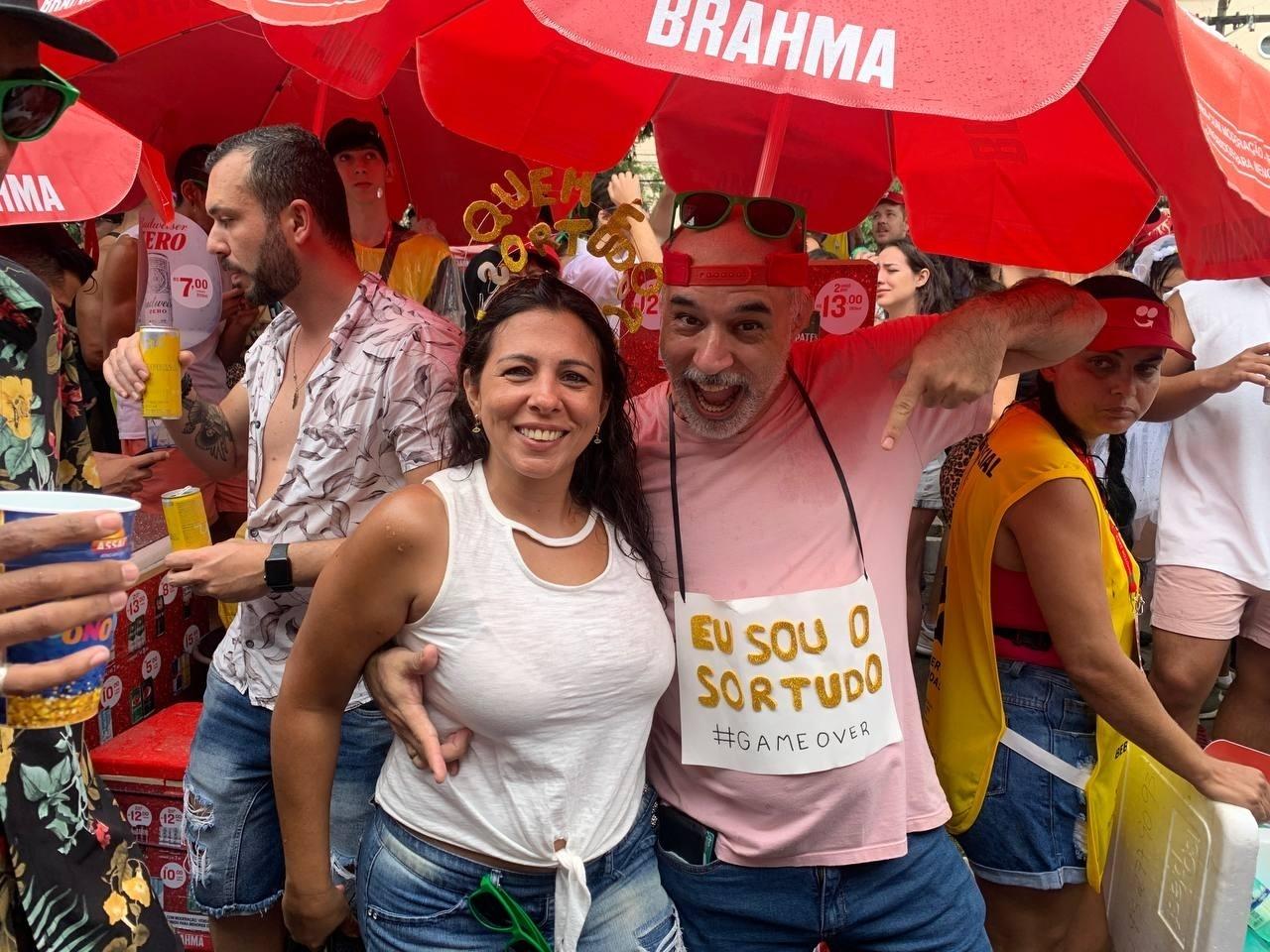 Taís e Alexandre, casados há dois anos, curtem Carnaval de SP pela primeira vez - Camila Corsini/UOL