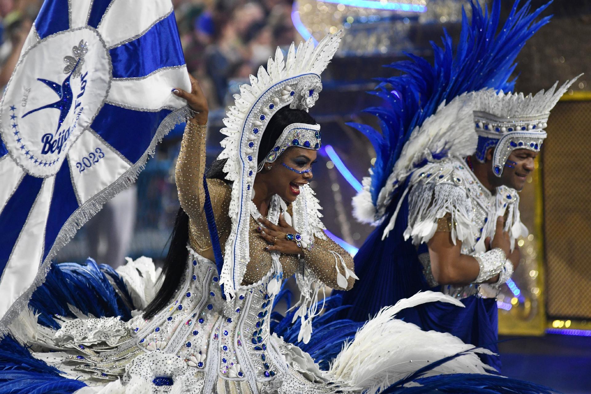 Um dos carros alegóricos da escola de samba pegou fogo ainda na concentração - Lucas Landau/ UOL