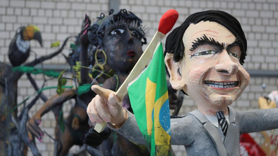 Jair Bolsonaro é representado segurando bandeira cujo mastro é um palito de fósforo, em prévia do Carnaval de Colônia, na Alemanha - REUTERS/Ralph Orlowski