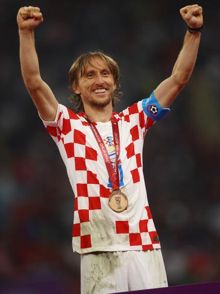 Luka Modric com a medalha de terceiro colocado no peito. - REUTERS/Lee Smith
