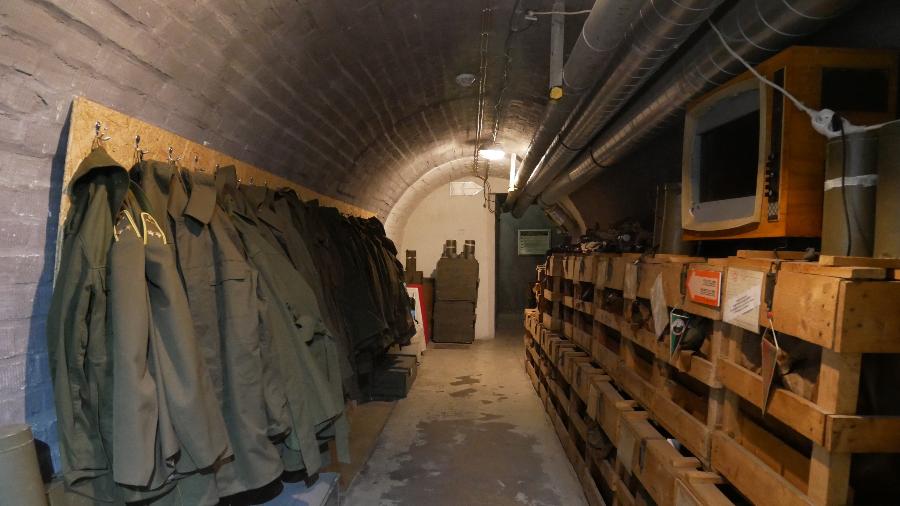 Corredor de bunker que virou hostel na República Tcheca - Natalia Manczyk