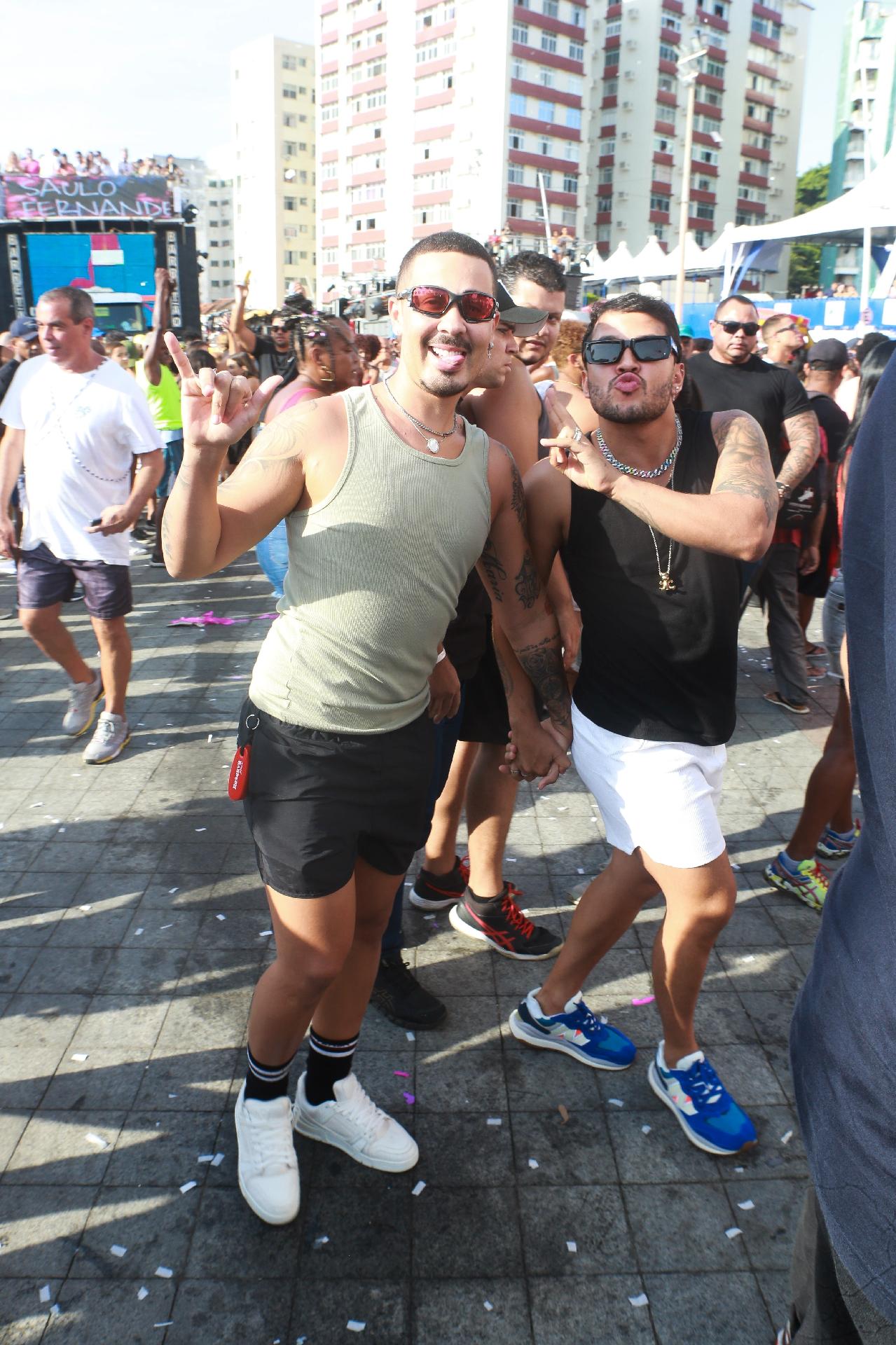 Carlinhos Maia e seu namorado chegando no trio de Ivete Sangalo - Pereira/AgNews