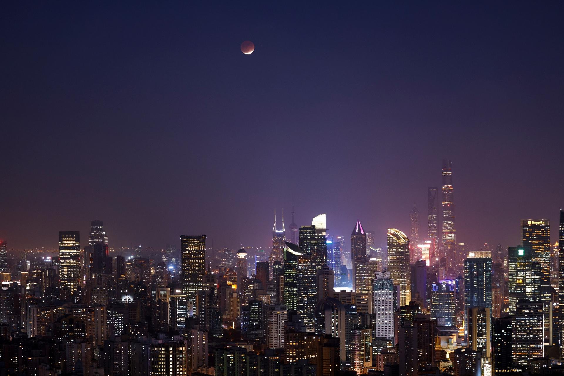 Eclipse lunar no horizonte de Xangai (China) - Ali Song / Reuters
