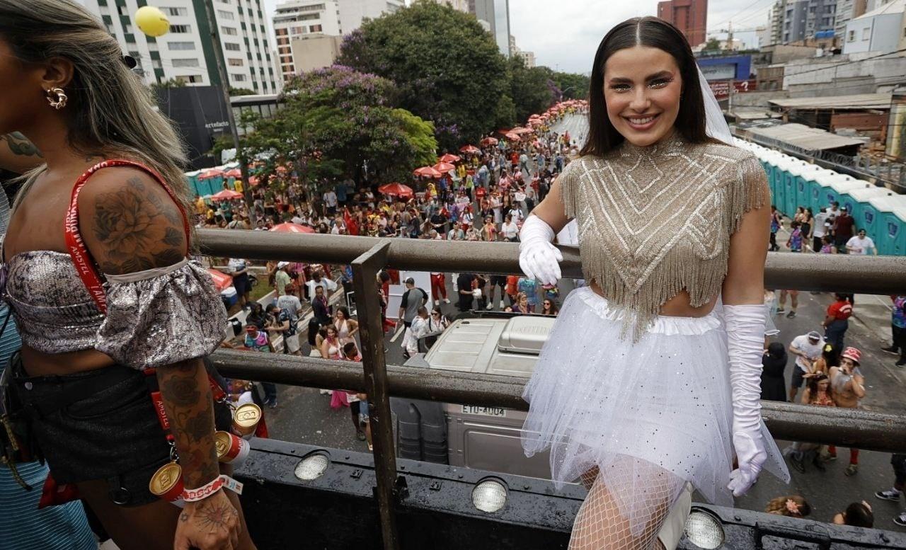 Thaís Belchior anima bloco Casa Comigo, em Pinheiros - Flávio Florido / UOL