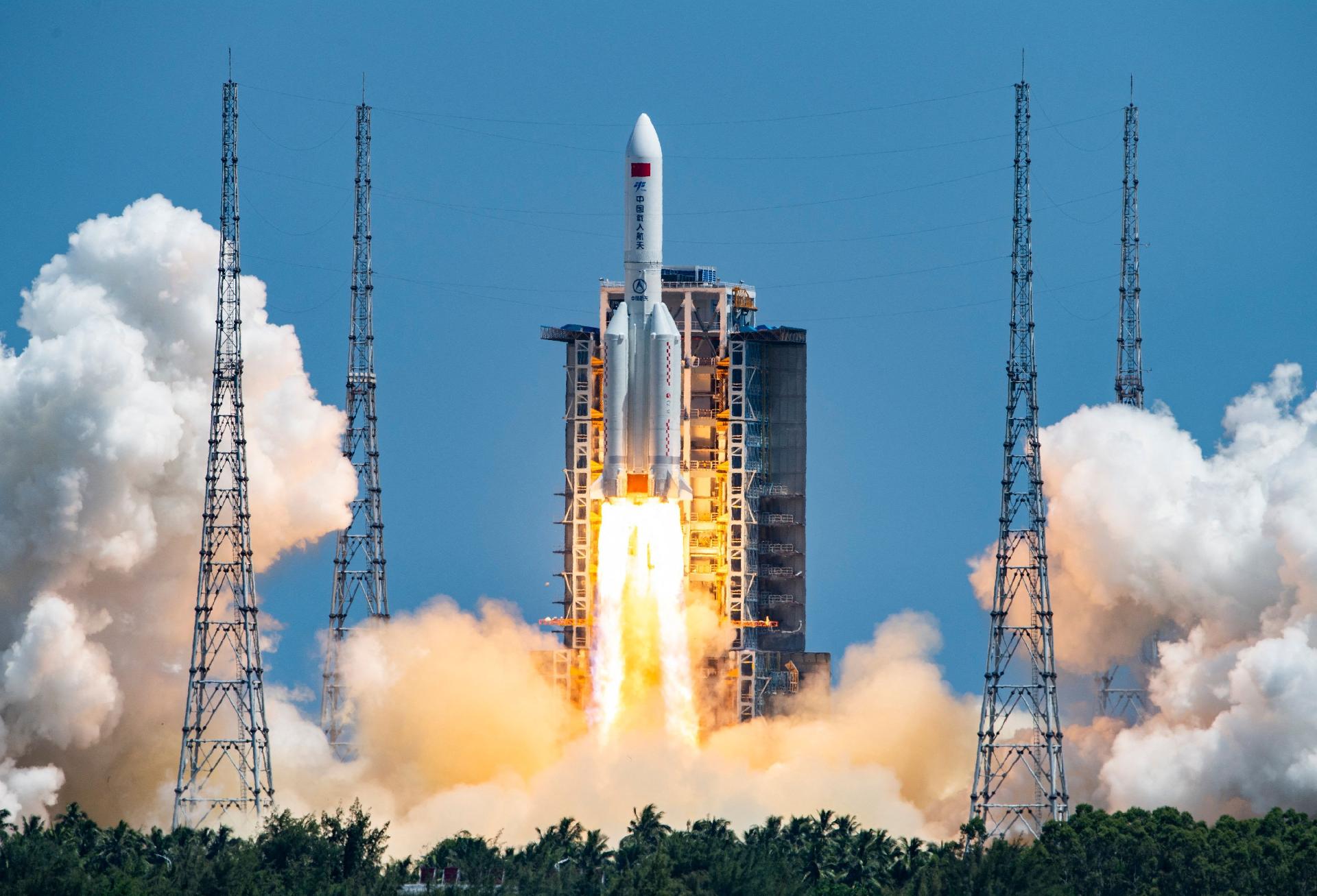 24 de julio de 2022: un cohete con el segundo módulo de la estación espacial china Tiangong durante el lanzamiento.  El país construye su propia estación extraterrestre, esta es la segunda unidad de tres estaciones requeridas para completar el montaje - CNS/AFP