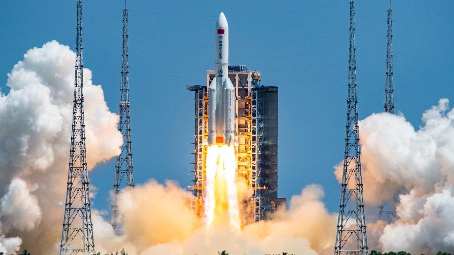 24.jul.2022 - Foguete com segundo módulo da estação espacial chinesa Tiangong durante lançamento. País está construindo uma estação fora da Terra própria, e este é o segundo módulo de três necessários para finalizar a montagem - CNS/AFP
