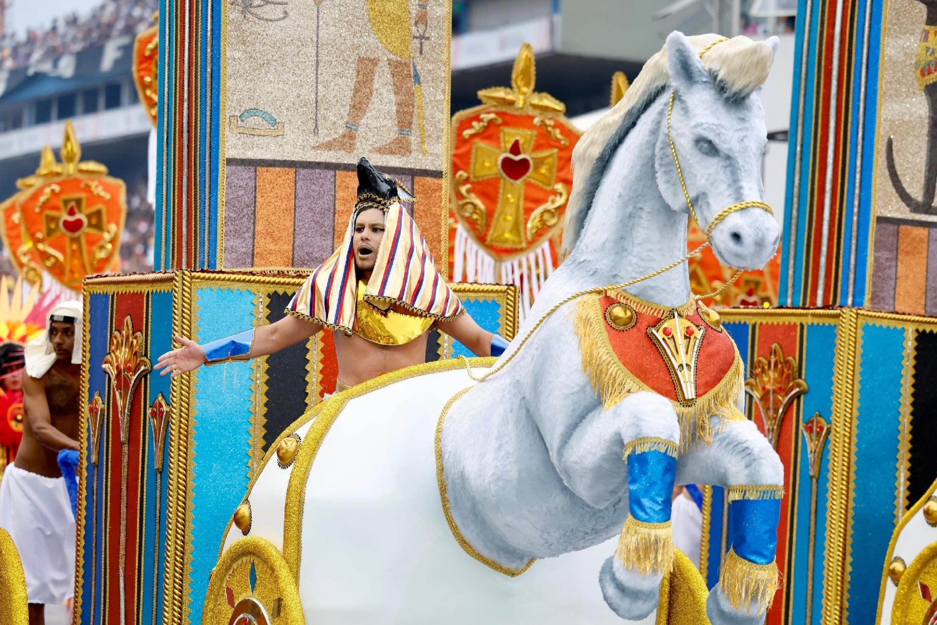 Gaviões da Fiel desfilou com enredo contra a intolerância religiosa - Mariana Pekin / UOL