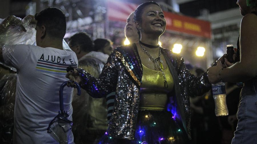 Amarrar cordões de lâmpada LED sobre a roupa vira tendência para o Carnaval - Jardiel Carvalho/UOL