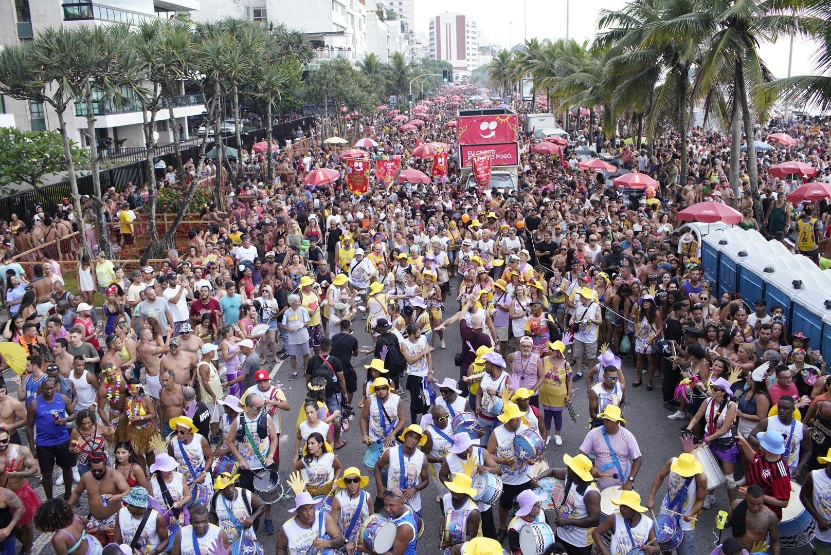 Foliões aproveitam clima ensolarado e quente no bloco Simpatia É Quase Amor - Ricardo Borges / UOL